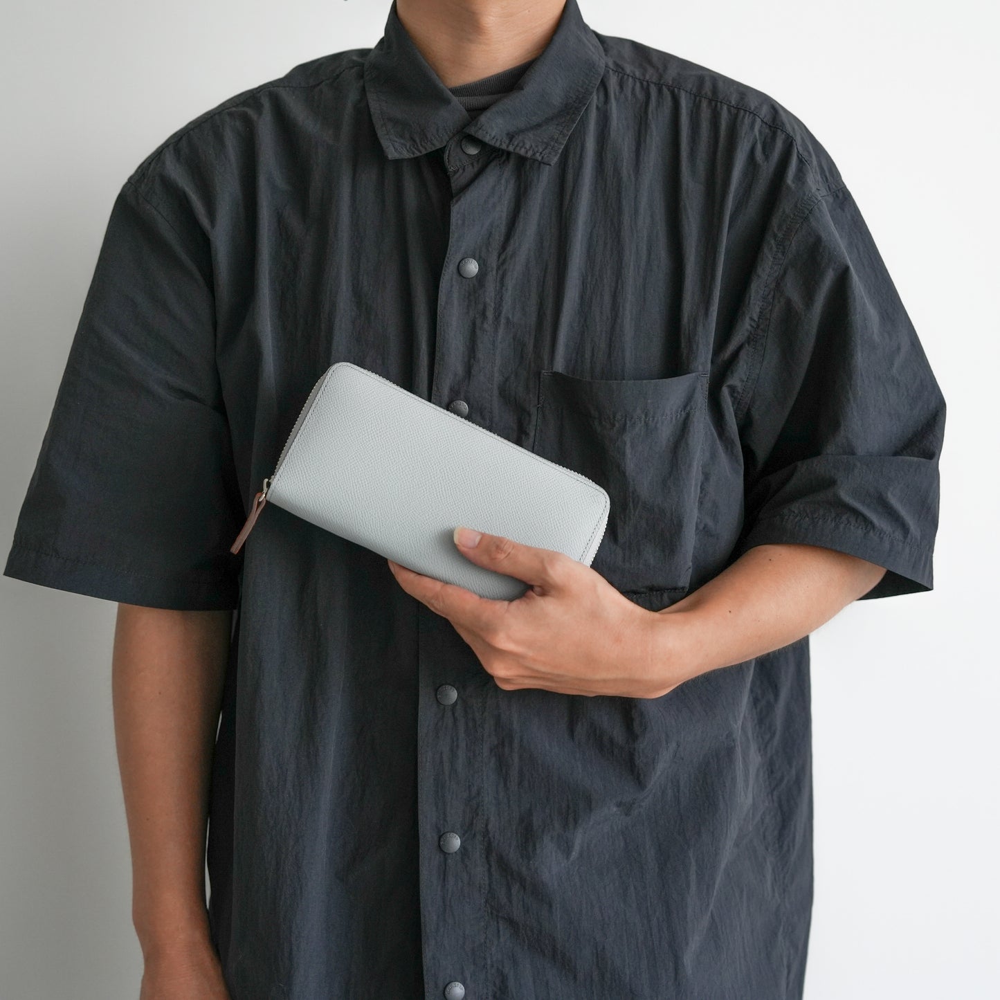 noble round wallet ice gray x camel