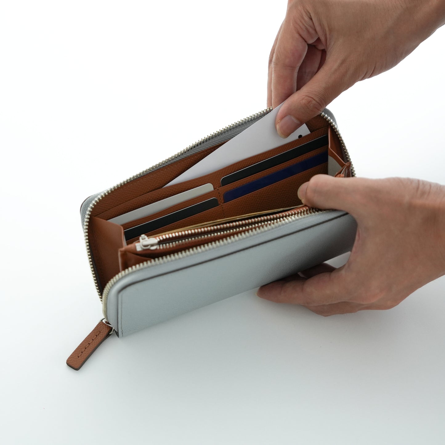 noble round wallet ice gray x camel