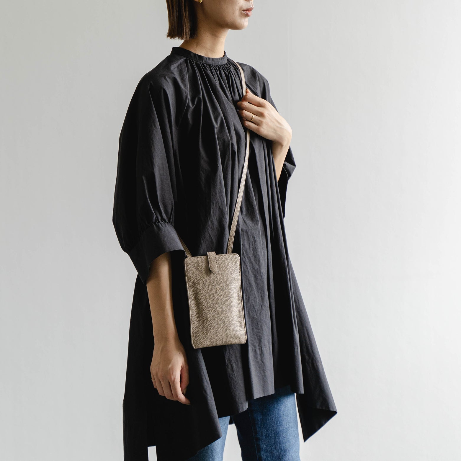 Atelier nuu｜lim スマートショルダー　グレージュ - Atelier nuu