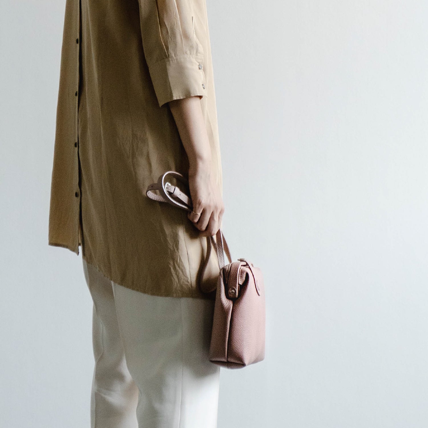 Atelier nuu |  parcel mist ダレスポシェット　ピンクベージュ - Atelier nuu